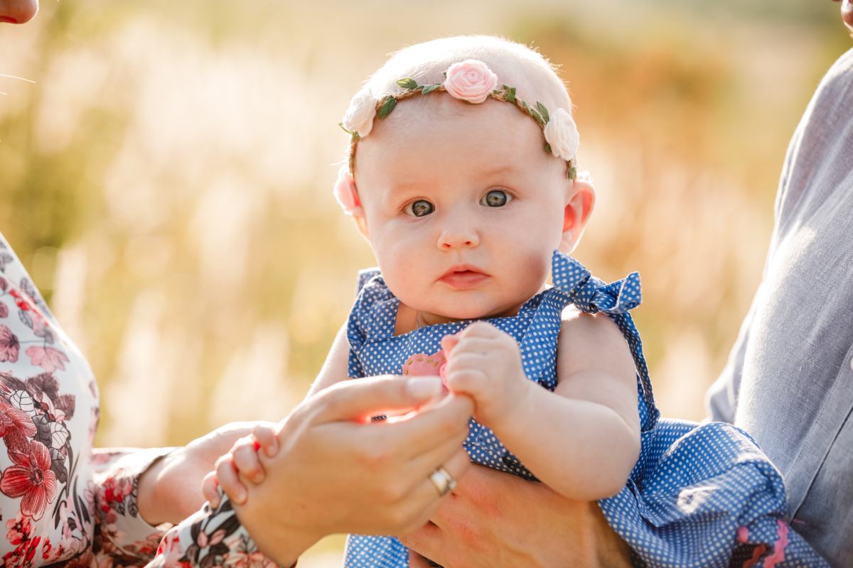 Read more about the article Sukienki dla niemowląt – uroczość i wygoda dla małych dziewczynek