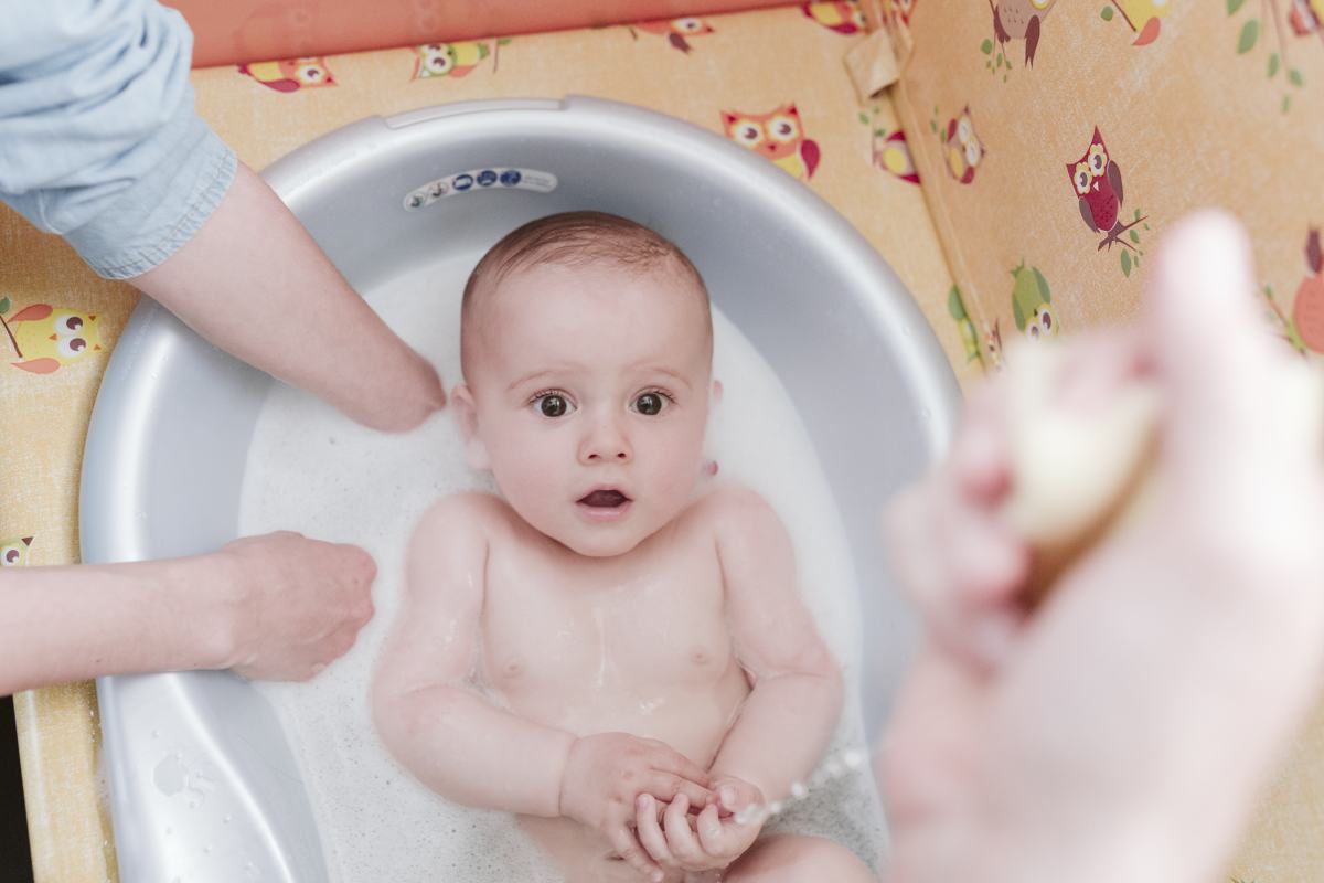 You are currently viewing Kąpiel niemowlaka – dlaczego warto mieć leżaczek kąpielowy?