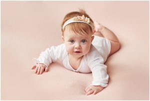Read more about the article Opaski dla niemowląt – ochrona i urok dla delikatnych główek
